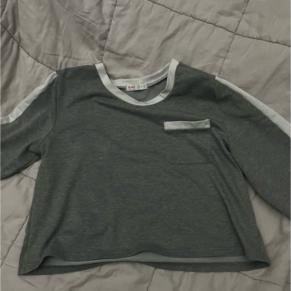 Romwe top, light gray, white boarder, crop top, long sleeve, with pocket